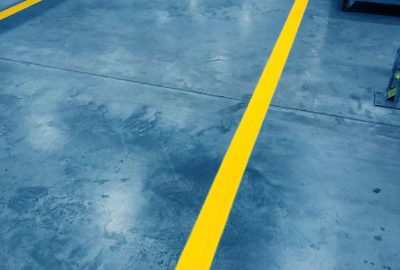 gelbe_markierungslinien_lagerboden_blau