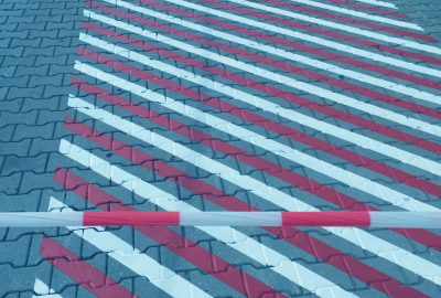 parkplatzmarkierung_diagonalstreifen_verbotsschild_blau