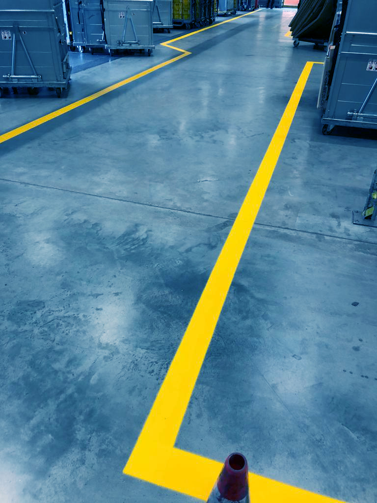 gelbe_markierungslinien_lagerboden_blau