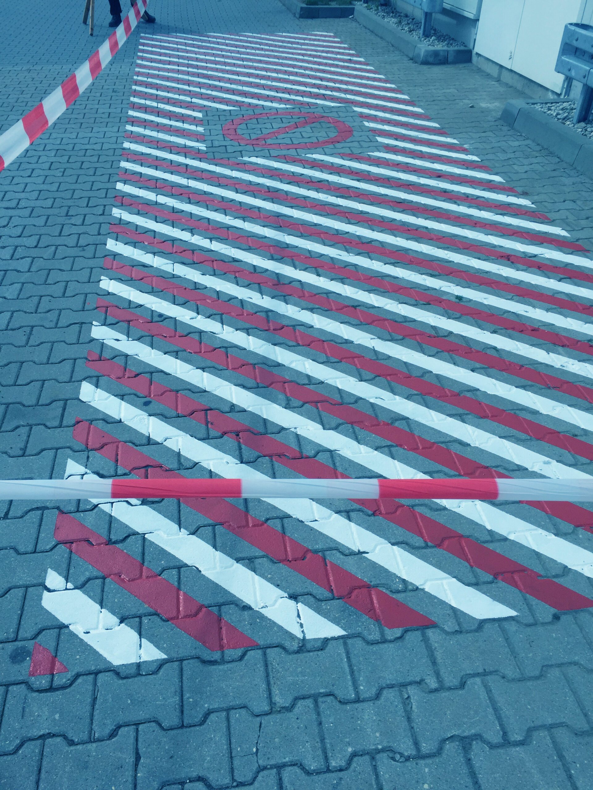 parkplatzmarkierung_diagonalstreifen_verbotsschild_blau