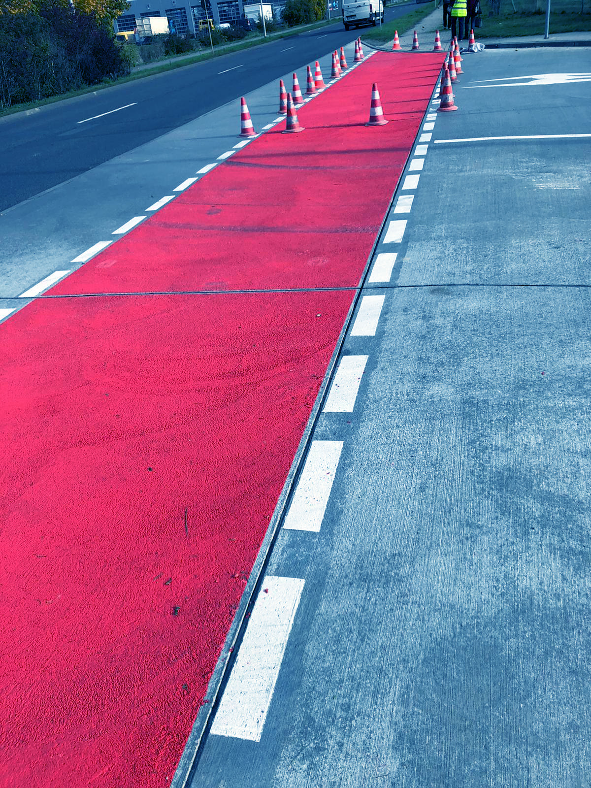roter-fussgaengerweg-weisse-randlinien-blau